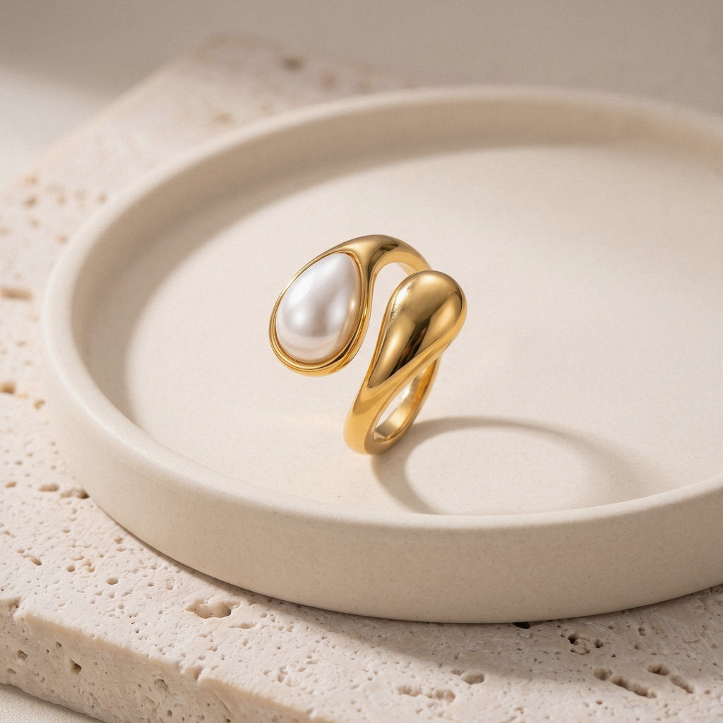 Pearl & Gold Teardrop Ring in 18K Gold-Plated Stainless Steel