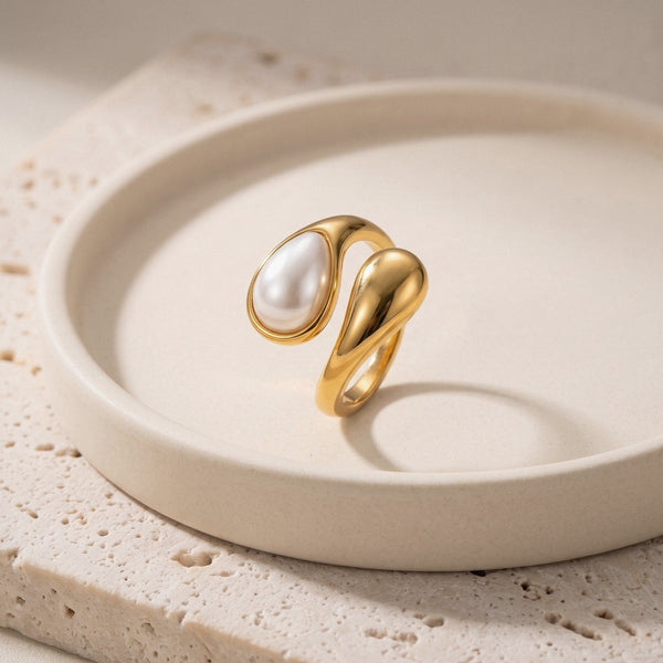 Pearl & Gold Teardrop Ring in 18K Gold-Plated Stainless Steel