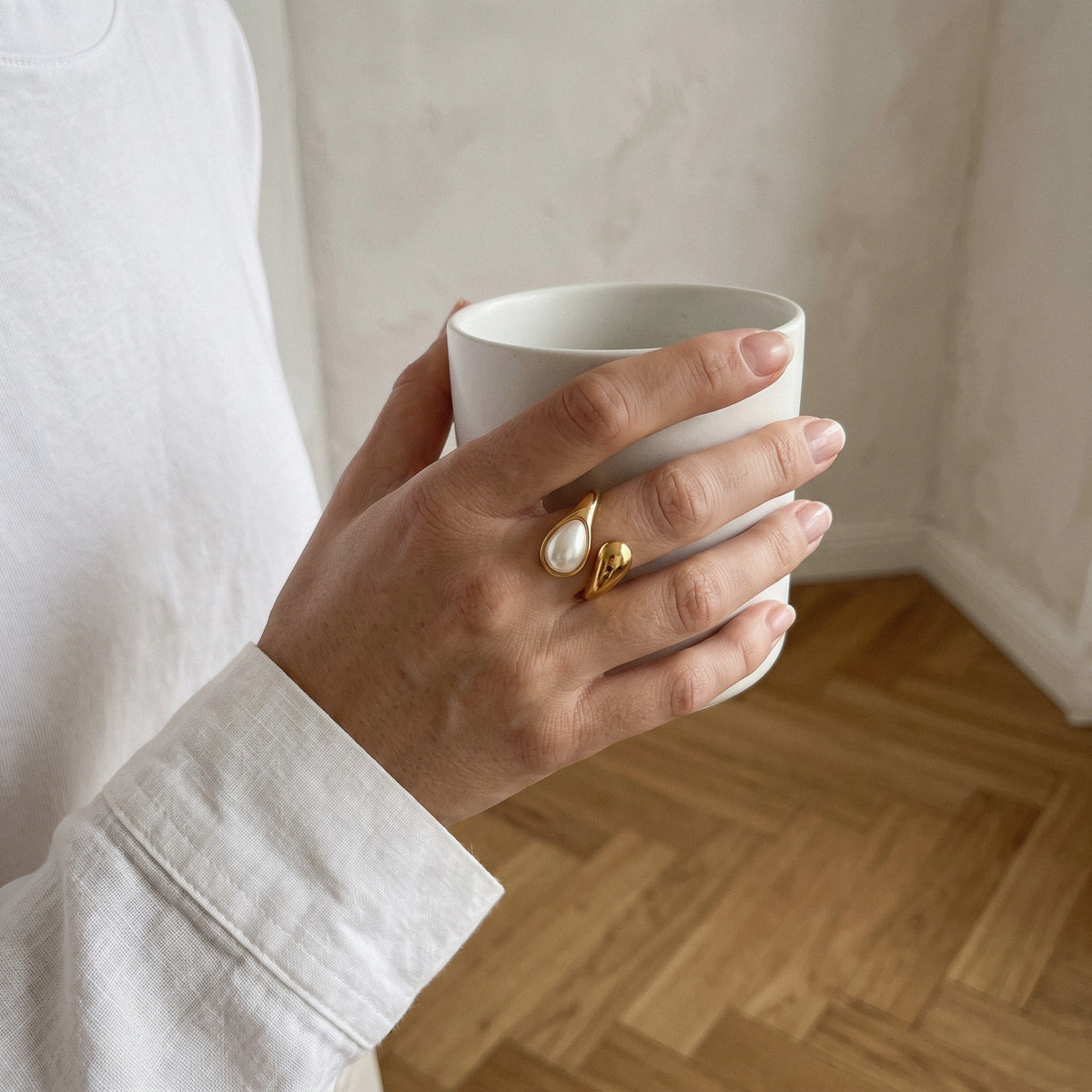 Pearl & Gold Teardrop Ring in 18K Gold-Plated Stainless Steel - everyday wear 2